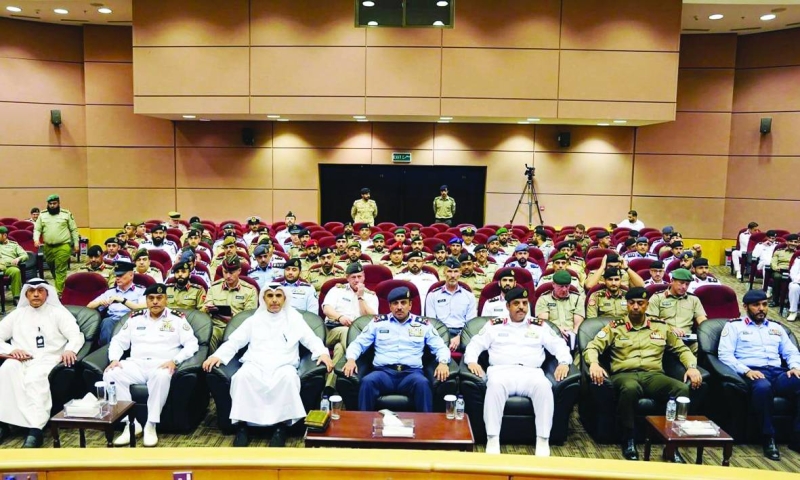 الصبيح يتوسط قيادات الكلية في المحاضرة 