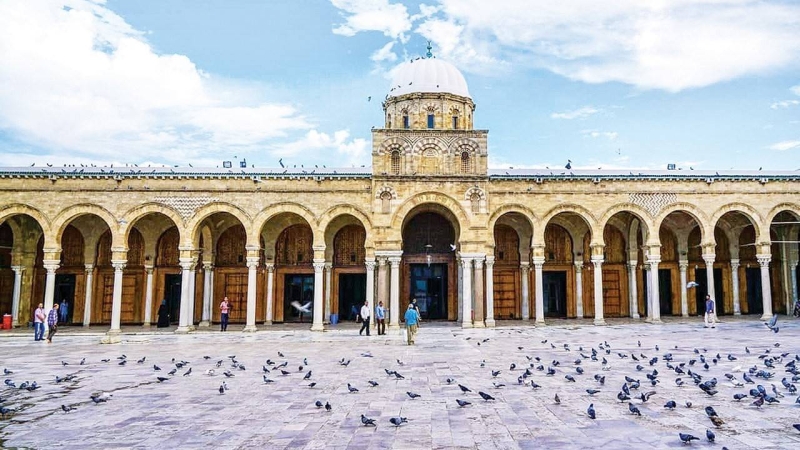 الزوار في ساحة الجامع