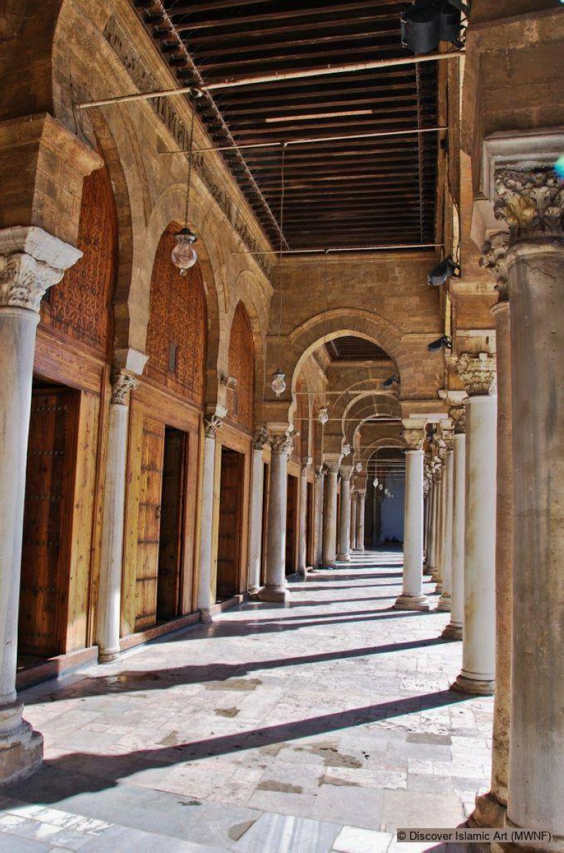 رواق يحاذي فناء الجامع ويؤدي للوصول إلى بيت الصلاة