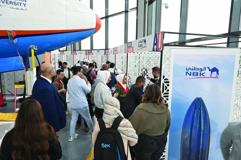 إقبال طلابي على المعرض