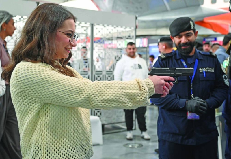 تعليم كيفية الإمساك بالمسدس