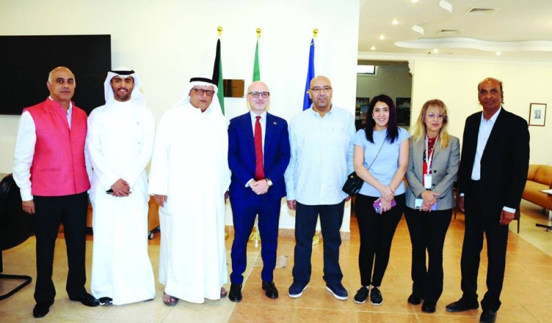 السفير الإيطالي مع الصحافيين في ختام المؤتمر