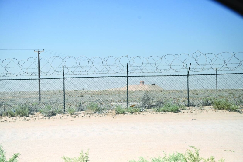 


سور من السلك الشائك	 (تصوير نايف العقلة) 