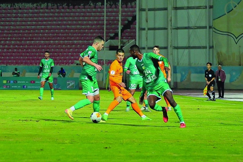 


سفيان بوشار وعبدالله محمود يستحوذان على الكرة 	(تصوير شيخة العجيل) 