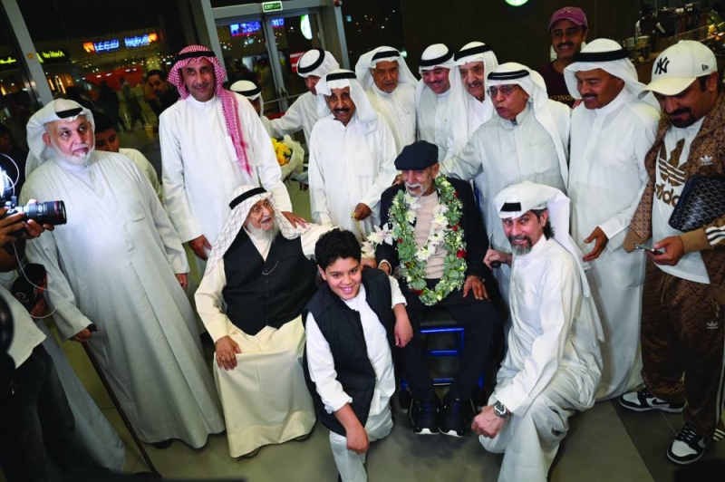 


الصلال محاطاً برفاق الدرب	(تصوير نايف العقلة) 