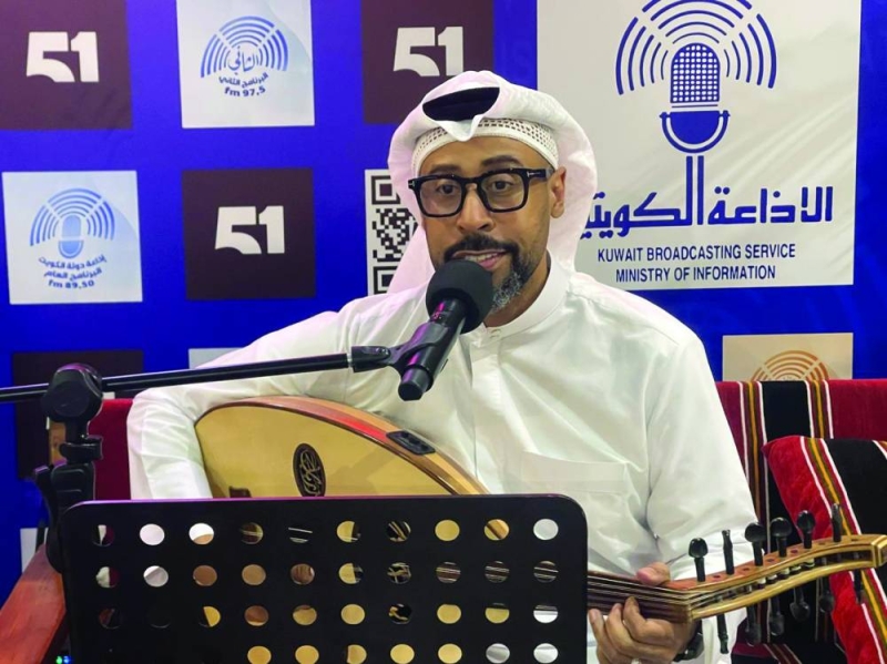 


يوسف العماني خلال الجلسة الغنائية 