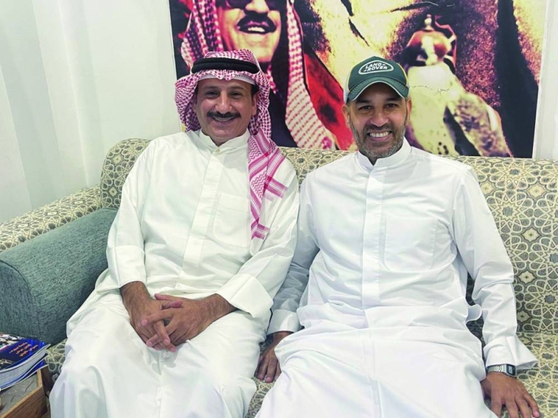 الضويحي مع مراقب الموسيقى في إذاعة الكويت غانم العنزي