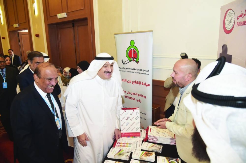 وزير الصحة خلال جولة في معرض المؤتمر