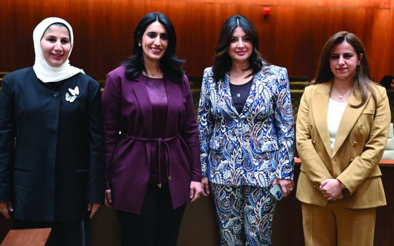 منال العصفور تتوسط العضوات منيرة الأمير وفرح الرومي وعلياء الفارسي