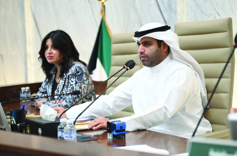 عبدالله المحري مترئساً الجلسة وبجواره منال العصفور