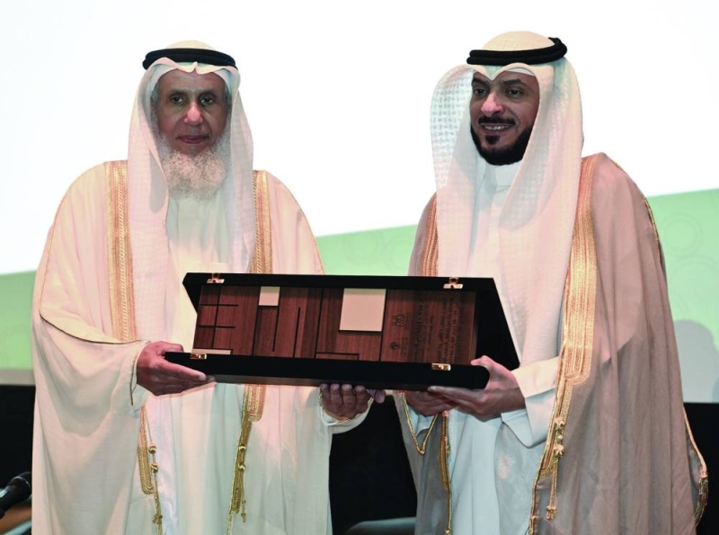 


وكيل الأوقاف يكرم رئيس جمعية تعزيز القيم 