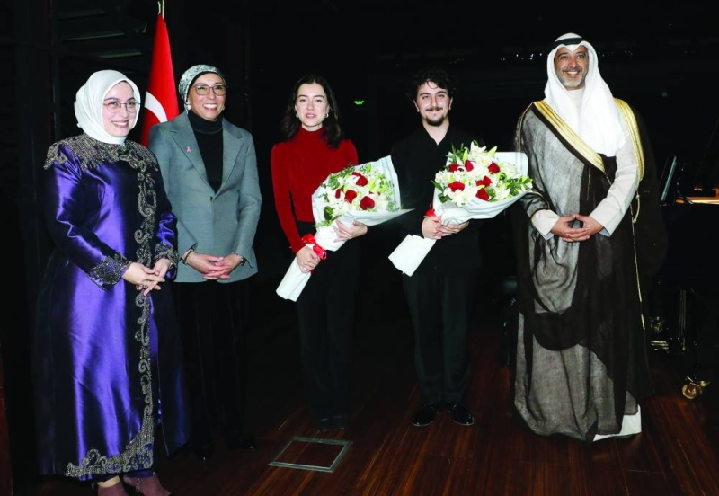 


العبدالله وسونمز وفادية السعد مع العازفين 