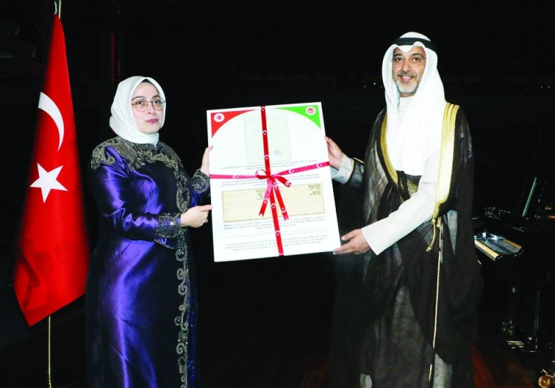 


هدية لوزير الديوان الأميري 