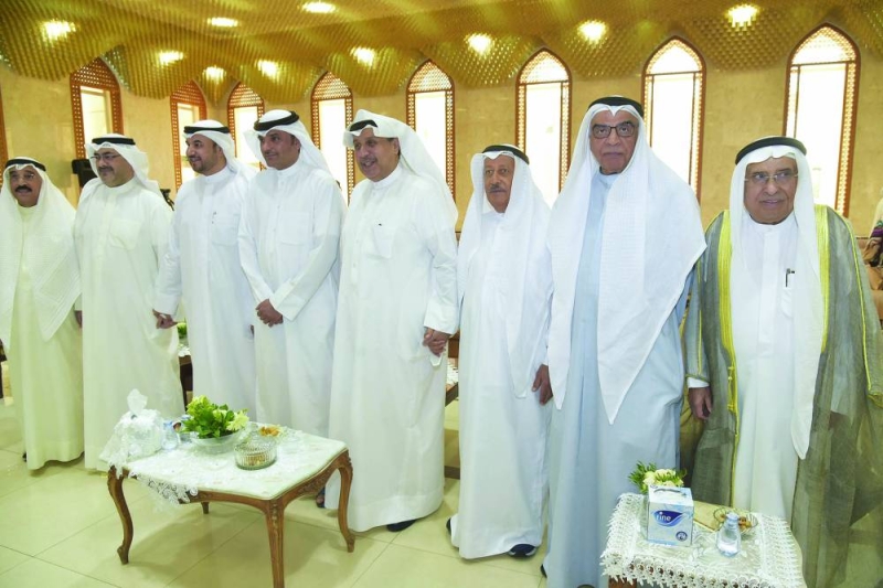 محافظ العاصمة والشيخ حمد جابر العلي وجواد بوخمسين وعدد من الحضور 