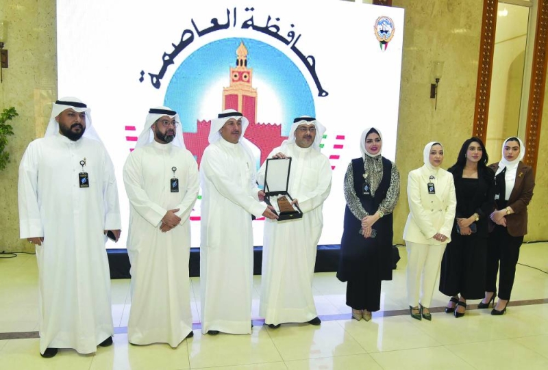 العلي مكرّماً فريق وزارة الكهرباء 