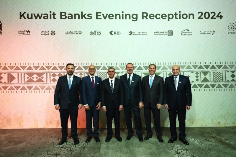 


من اليمين: عبدالله السميط ومعرفي وضاهر والهارون والدعيج وعبدالله الشارخ 