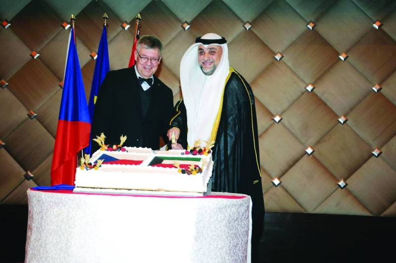 حياتي وخميل يقطعان قالب حلوى الاحتفال