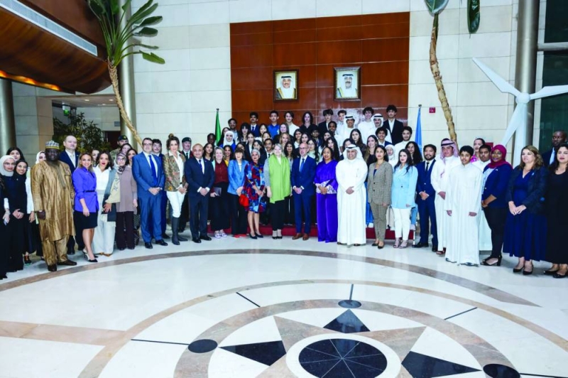 المشاركون في برنامج السفراء الشباب في لقطة جماعية