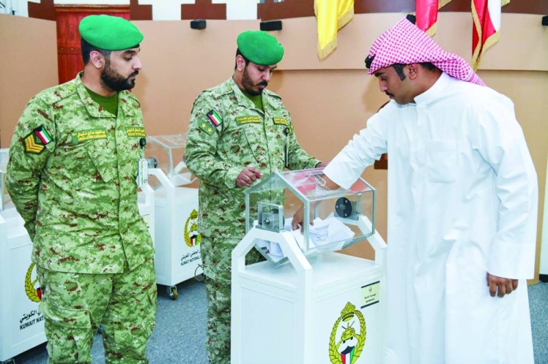 مقترع يضع ورقته في الصندوق