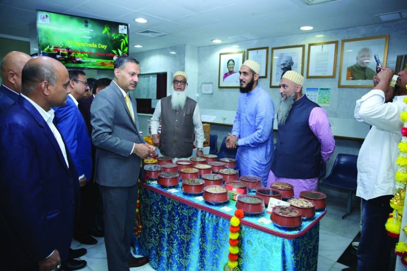 السفير سويكا متجولاً في المعرض