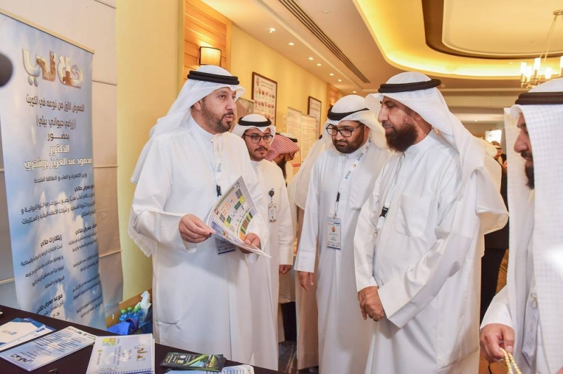 


العتيبي خلال جولته في معرض الإبل 	(تصوير أسعد عبدالله) 