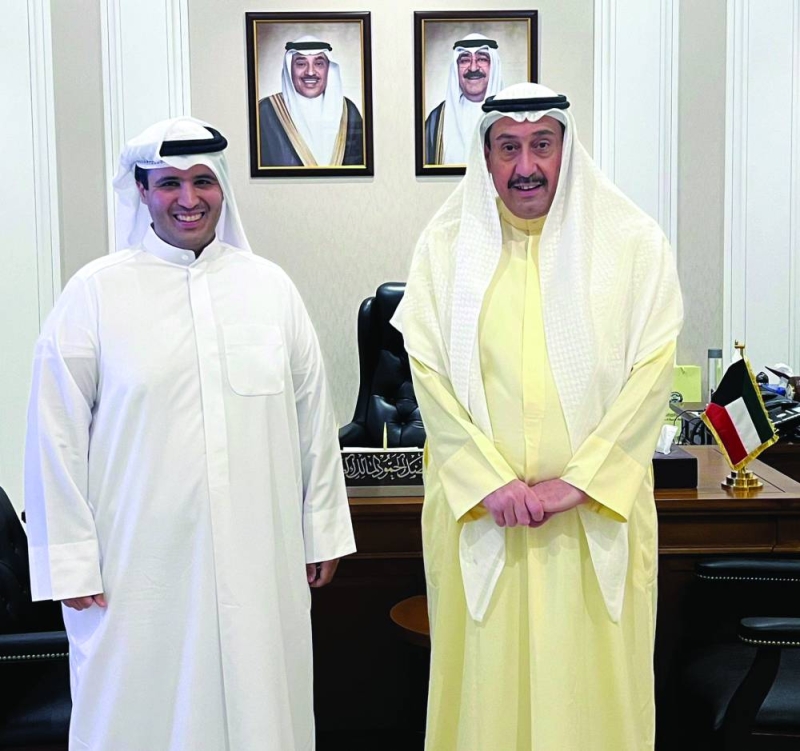  فيصل الحمود خلال استقباله عبداللطيف البرجس