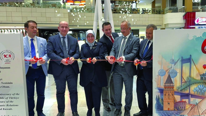 السفيرة وأعضاء الوفد التركي يقصون شريط افتتاح المعرض