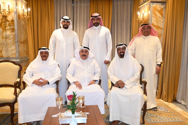 الجمعة مع عدد من المهنئين