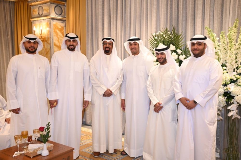 ... ومع عدد آخر من المهنئين