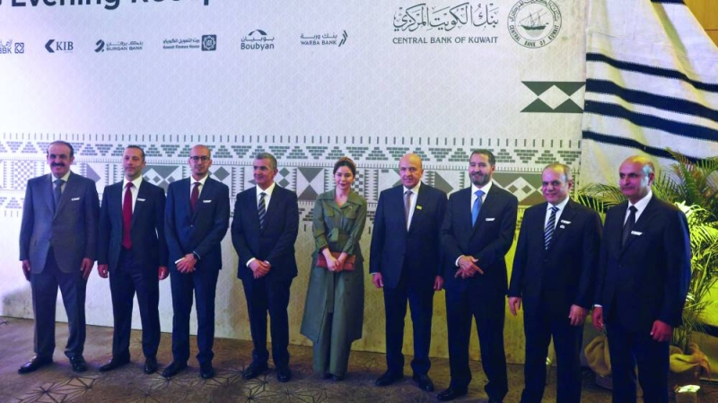 


السميط وقيادات البنوك وسفيرة الكويت في واشنطن الزين الصباح 