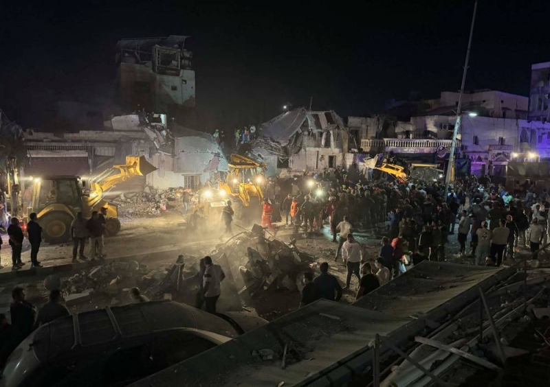 البحث عن ناجين تحت الركام بعد غارات على صيدا أمس (رويترز)