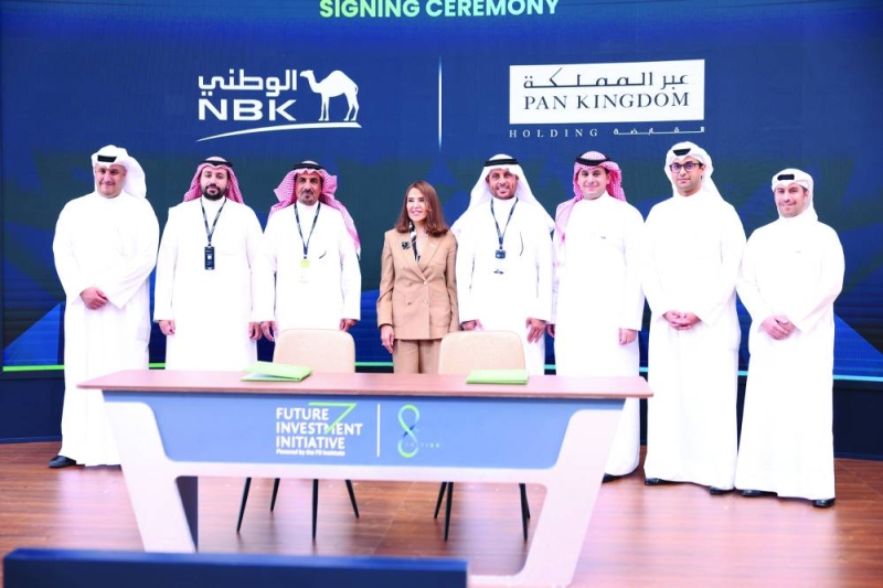 


شيخة البحر ووفد «الوطني» عقب توقيع الاتفاقية مع «عبر المملكة القابضة» بحضور رئيس مجلس إدارتها سليمان الحربي 