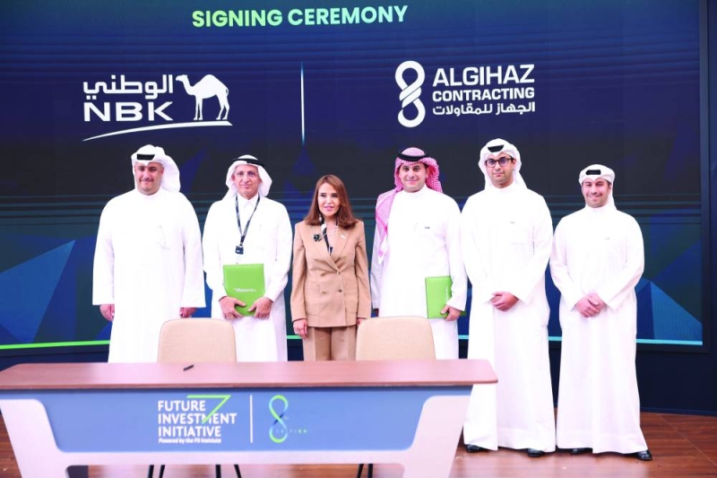 


... وتتوسط وفد «الوطني» خلال توقيع الاتفاقية مع «الجهاز للمقاولات» 