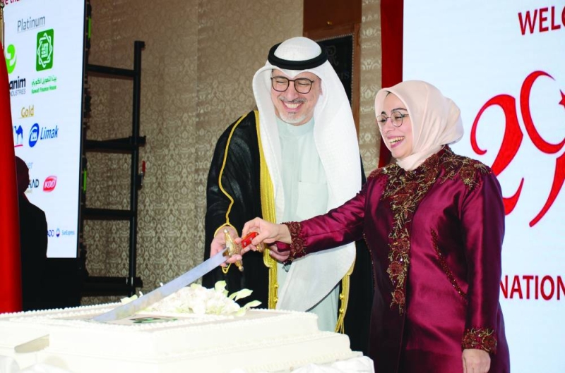 الوزير العجيل والسفيرة سونمز يقطعان قالب حلوى الاحتفال