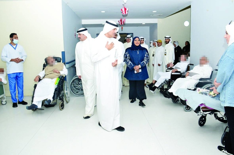 


محافظ الأحمدي خلال جولته 