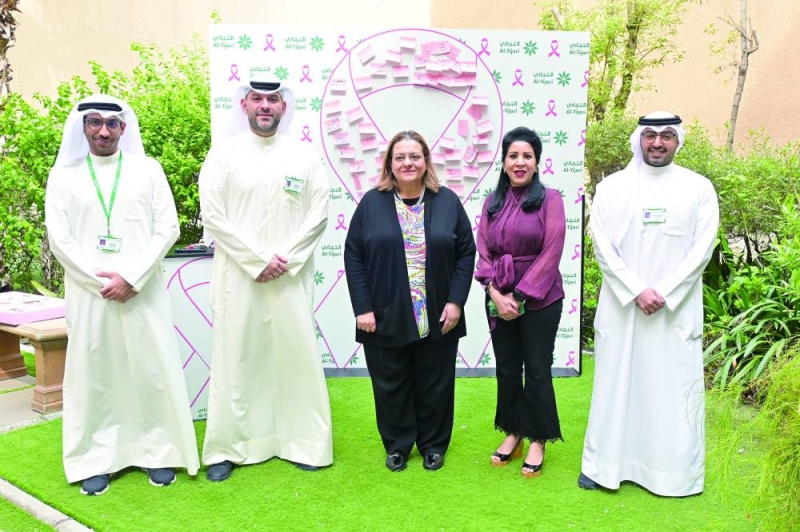 


الرئيس التنفيذي إلهام محفوظ والورع وعدد من مسؤولي «التجاري» في اليوم الخاص 
