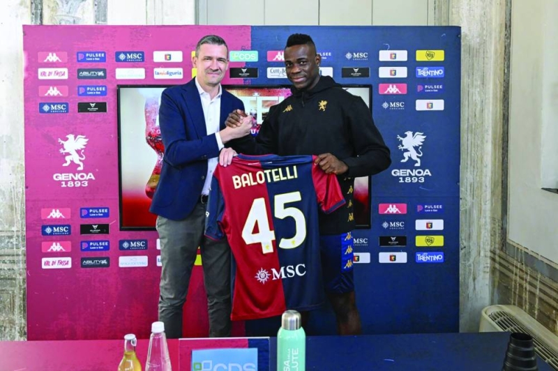 ماريو بالوتيلي حاملاً قميص جنوى