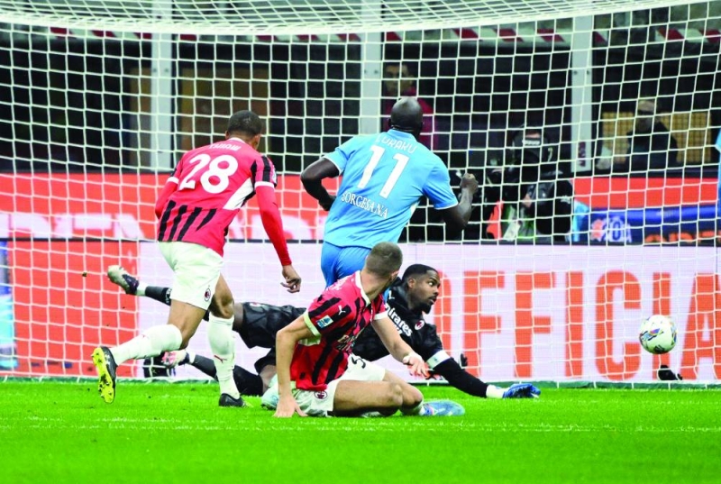 


روميلو لوكاكو مسجلاً هدفه في مرمى ميلان 