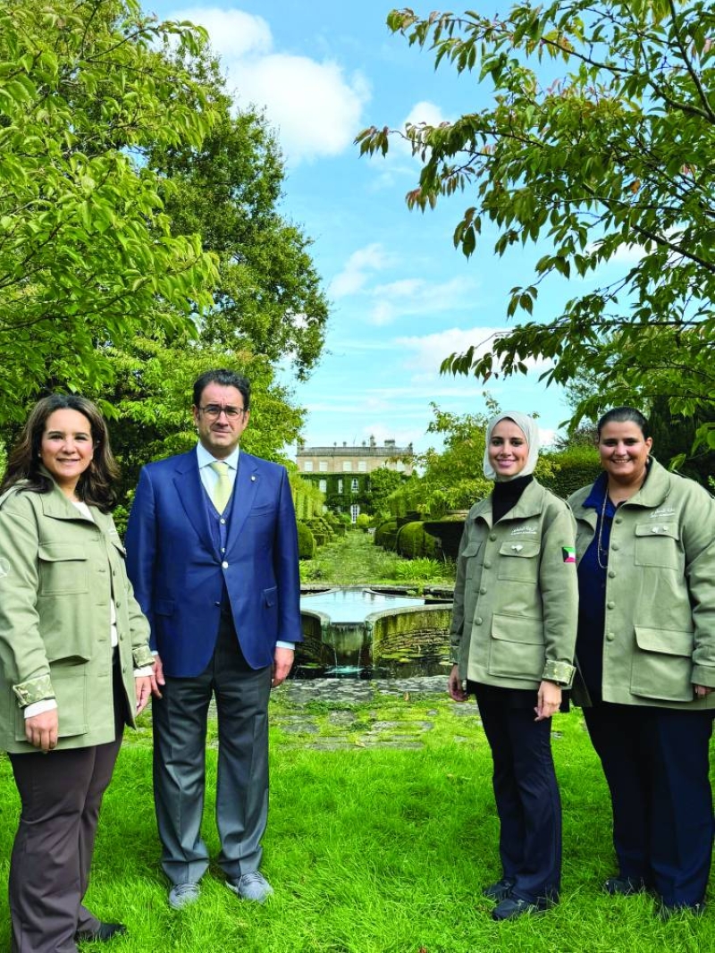 


السفير صادق معرفي مع الوفد الكويتي 