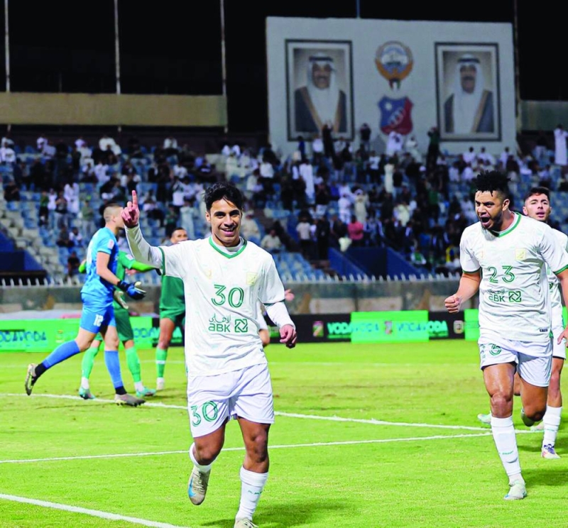 


يوسف ماجد يحتفل بتسجيل الهدف الأول للعربي	 (تصوير شيخة العجيل) 