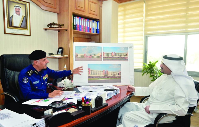 


العنزي يتحدث للزميل ناصر الفرحان 	 (تصوير سعود سالم) 