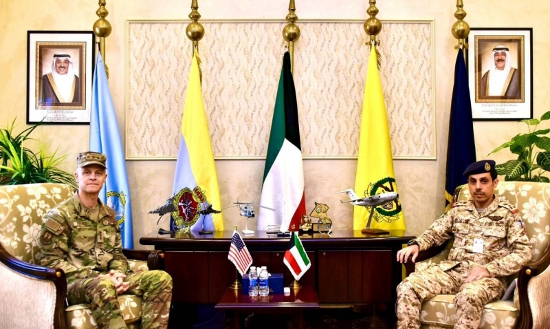 وليد العتيبي خلال استقباله ديريك فرانس
 