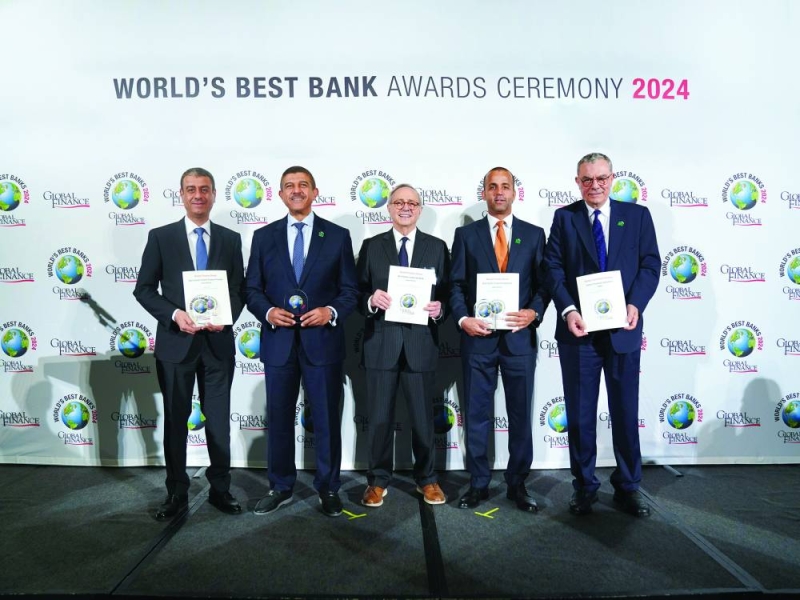 صورة جماعية من اليسار أحمد الخرجى وعبدالوهاب الرشود وخالد الشملان وأفق أويان يتسلمون جوائز غلوبل فايننس