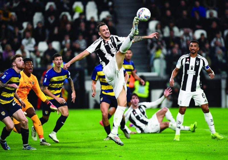 


لاعب يوفنتوس فيدريكو غاتي محاولاً السيطرة على الكرة 