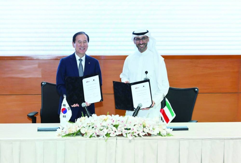 


السعود ودونغ سب كيم عقب توقيع الاتفاقية 