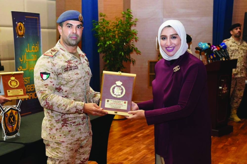 ممثلة «تكنولوجيا المعلومات» تتلقى التكريم 