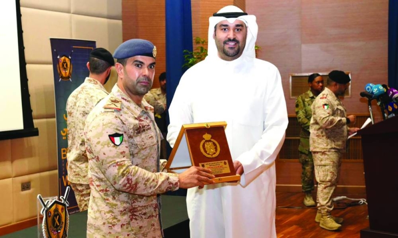 درع تذكارية لوزارة الخارجية