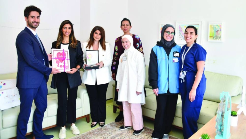 


ممثلة «الخليج للتأمين» دانة نعمان مع موظفي «بيت عبدالله» 