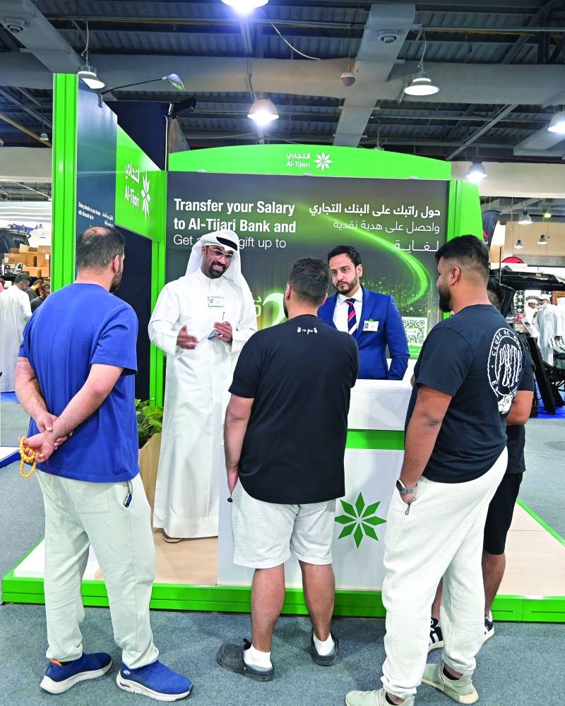 


تفاعل من الرواد مع جناح البنك في المعرض 