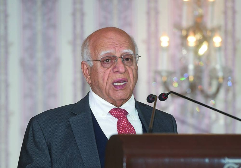 


الصراف متحدثاً في الحفل 